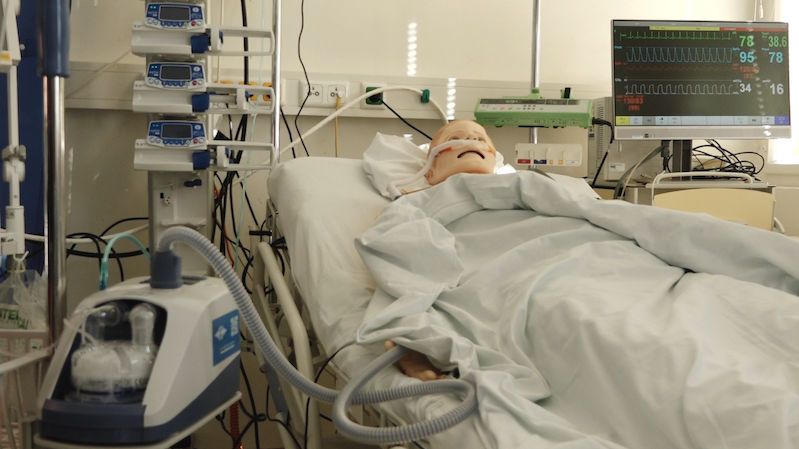 Nemocnice na Vinohradech má přístroje, díky kterým lidé nemusí hned na ventilaci